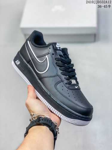 公司级带半码耐克nike Air Force 7 空军一号低帮百搭休闲运动板鞋。柔软、弹性十足的缓震性能和出色的中底设计，横跨复古与现代的外型结合，造就出风靡全