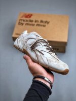 miu Miu X New Balance联名款运动鞋 New Balance 530 学院风 公司级版本联名款只保留了旧版nb530 的流线型与鞋头部分鞋底被