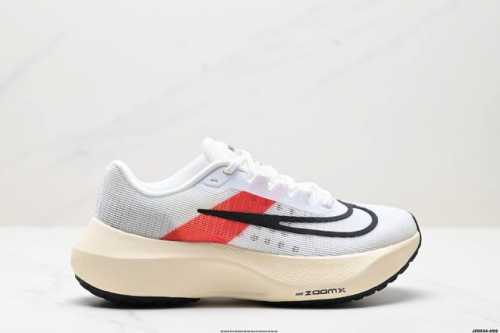 公司级Nike Zoom Fly 5不可战胜系列轻量飞织低帮休闲运动慢跑鞋 此鞋专为短跑运动员而生 是为5至10公里距离的赛事和训练打造 整体设计采用流线型的轻