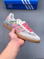 二层真标！Adidas Samba Og 经典鞋款 Adidas 近70年的经典Samba Og 修长的鞋楦,略微尖尖的鞋头,翻毛皮的鞋头拼接,这些我们都看得到