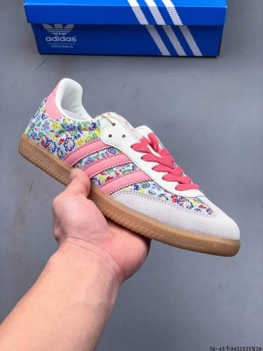 二层真标！Adidas Samba Og 经典鞋款 Adidas 近70年的经典Samba Og 修长的鞋楦,略微尖尖的鞋头,翻毛皮的鞋头拼接,这些我们都看得到