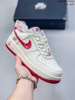 公司级带半码 Nk Air Force 1‘07 Low 空军一号低帮休闲板鞋 鞋款采用再生材料制成，混合了皮革、网眼和绒面革。侧面的双 Swooshes、“8