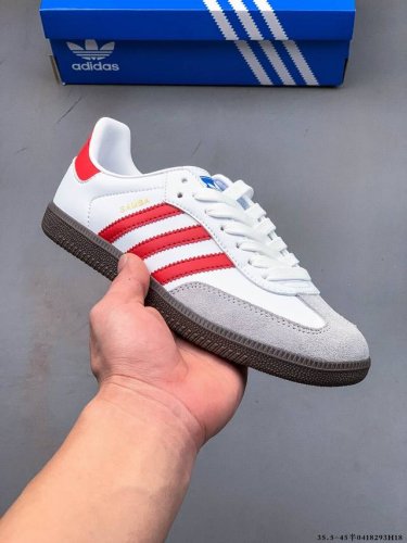二层真标！Adidas Samba Og 经典鞋款 Adidas 近70年的经典Samba Og 修长的鞋楦,略微尖尖的鞋头,翻毛皮的鞋头拼接,这些我们都看得到