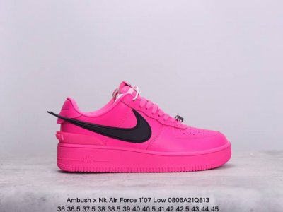 真标ambush X Nk Air Force 7 Low Sp 空军一号联名标志性的swoosh延伸至鞋跟之外 鞋舌和鞋垫上印有ambush品牌标志 整体简约