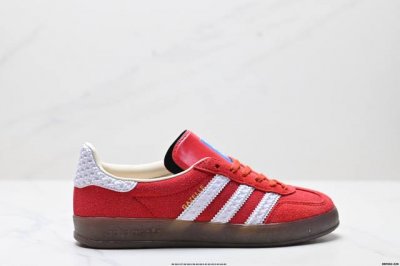真标Adidas Originals Gazelle Indoor 三叶草休闲防滑耐磨低帮板鞋 鞋头出色设计 塑就出众贴合感 稳固的后跟贴合足部曲线设计 软弹舒