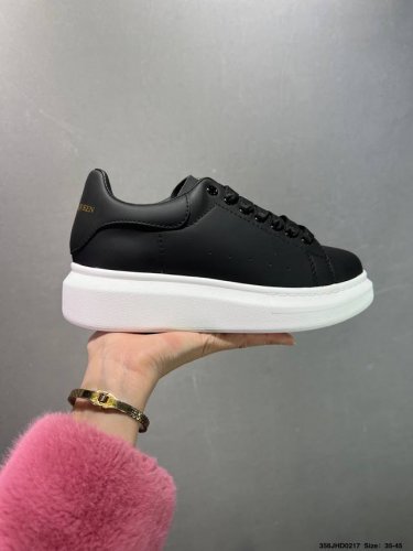 公司级意大利高奢品牌-亚历山大 麦昆Alexander Mcqueen Oversized Sneakers 低帮时装厚底休闲运动小白板鞋“皮革白钢笔蓝麂皮尾”