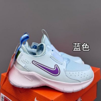 nk 赤足3代 一脚蹬易穿脱儿童运动鞋 赤足3代儿童一脚蹬易穿脱运动鞋采用便于穿脱的设计，无需系带，搭载富有抓附力的外底，备受孩子青睐。该鞋款采用深受孩子喜爱的