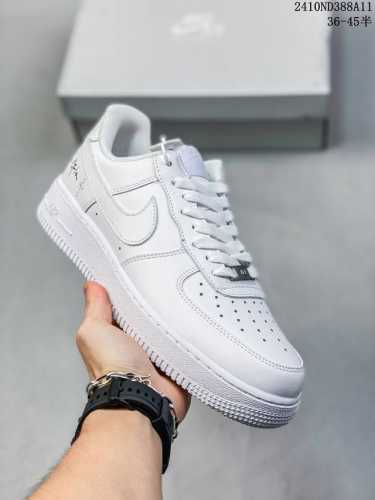 福利特价 耐克nike Air Force 1‘07 空军一号低帮百搭休闲运动板鞋。柔软、弹性十足的缓震性能和出色的中底设计，横跨复古与现代的外型结合，造就出风