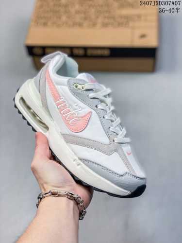 耐克nike Air Max Dawn 黎明系列低帮气垫百搭休闲运动慢跑鞋 货号：Dq5016 100 采用柔软翻毛皮和透气梭织材料打造利落鞋面，中底和鞋跟融入
