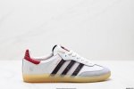 公司级Adidas Originals Samba Og阿迪达斯三叶草休闲鞋男鞋女鞋蛇年限定款新年款经典运动鞋德训鞋 以白色为主，鞋头采用浅灰色麂皮呈现，后跟和