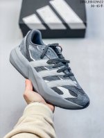 170 adidas/阿迪达斯 男女鞋真标半码制，升级原楦原纸版开发版型，采用翻毛皮组合网织布鞋面材质，中底搭载Lightstrike高密度发泡避震科技，外搭橡