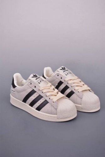 song For The Mute X Adidas Originals Superstar82 薄底低帮贝壳头板鞋 酷感十足 独特细节标志设计 在贝壳头经典基