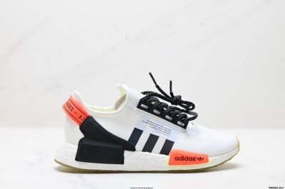 真标Ad Boost Nmd R1 V2经典跑鞋系列全新配色 弹力针织鞋面 原装高弹Boost颗粒大底 缓震性能卓越 体质轻盈且抗冲击 整双鞋子的透气性和舒适度