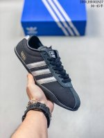 公司级Adida阿迪达斯Tokyo pack舒适百搭经典休闲运动鞋 此次为Tokyo系列带来三双全新配色 清爽蓝色绒面搭载白色皮革三条纹 增添了复古干净的印象