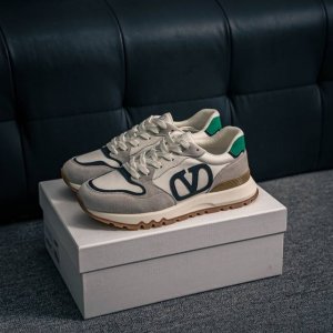 核心私 新货#Valentino华伦天奴 舒适系带跑鞋低帮生活休闲运动鞋 明星同款 软羊皮低帮运动板鞋 经典百搭款绗缝格纹打造瞩目朋克风格 考究皮质构塑和简洁轮