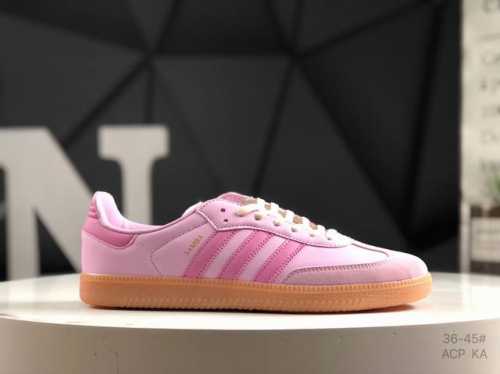 阿迪达斯 Adidas Samba Og 经典鞋款 Adidas 近70年的经典Samba Og 修长的鞋楦,略微尖尖的鞋头,翻毛皮的鞋头拼接,这些我们都看得到