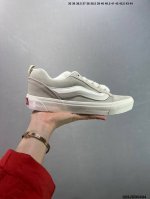 Vans Classics Knu Skool 苏格兰格纹拼接 厚鞋舌面包鞋 Vans联名超火的土豆鞋，复古经典，鞋头放大、包边上移加厚、鞋舌加厚。Vans C