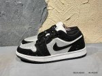 新品上市实拍 Air Jordan 1 Low 低帮 蓝柠檬 Aj1 乔丹1代 Aj1 乔1 低邦 蓝黄拼接 乔丹篮球鞋系列 鞋身采用蓝色皮革勾勒轮廓，明黄色注