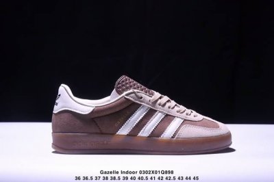 公司级Adidas Originals Gazelle Indoor 三叶草休闲防滑耐磨低帮板鞋 鞋头出色设计 塑就出众贴合感 稳固的后跟贴合足部曲线设计 软弹