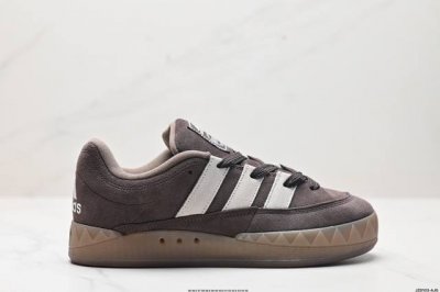 公司级adidas Adimatic Low 马蒂奇系列低帮 复古鲨鱼面包鞋运动休闲滑板板鞋 整个鞋面由色彩艳丽的麂皮制成 搭配品牌标志性大尺寸三条纹 Logo