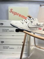 Nike Sb Dunk Low“Supreme联名” 周年高端定制 低帮休闲板鞋 定制鞋盒 超高清洁度 皮料切割干净无任何毛边 细节完美Yx5066 Ae76