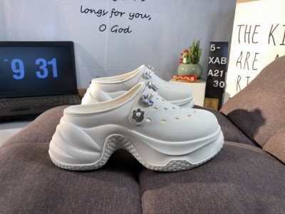 公司级Gg-Cc 林允同款 7Cm厚底增高 洞洞鞋幸运星Max 广东大厂出品 品质推荐 春夏必备的一脚蹬包头洞洞拖鞋 厚底增高 拖拖的少女乐 秒变大长脚视感 百