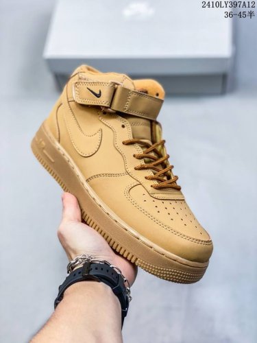 福利特价带半码耐克nike Air Force 1‘07 空军一号低帮百搭休闲运动板鞋。柔软、弹性十足的缓震性能和出色的中底设计，横跨复古与现代的外型结合，造就