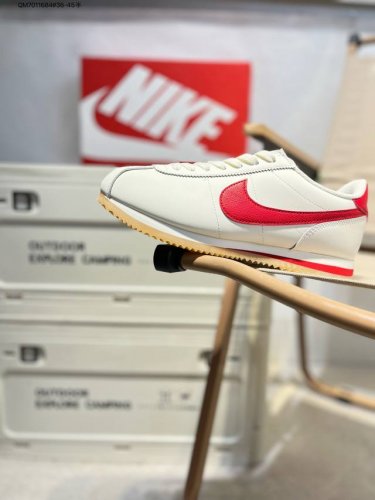 Nike Classic Cortez 全新配色 经典阿甘休闲跑步鞋 纯粹而执着的精神，使得Cortez种在了一代人的心里，无论是否喜欢它复古的鞋型，一双Nik