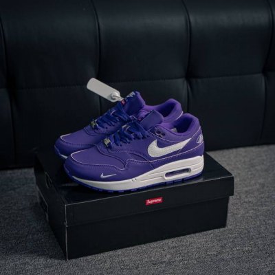 核心私 Nike Air Max 1 耐克气垫 缓震 耐磨运动鞋 鞋身材质均选择皮革 织物 麂皮多种材质覆盖 保证质感的前提下 层次感也相当不错 带有开窗式 A