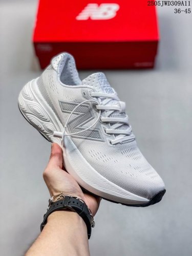 公司级新百伦New Balance W880系列复古老爹风休闲运动慢跑鞋 880系列是New Balance的次顶级缓震跑鞋，脚感软弹舒适，缓震性和稳定性都不错