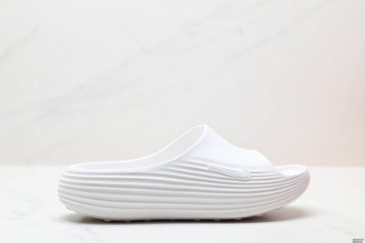 公司级Nike Reactx Rejuven8 Slide耐克 简约舒适 洞洞鞋 由兼具轻便性和耐用性的Eva泡沫打造 拖鞋的外观十分吸引人 融合了舒适与时尚的