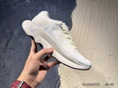 新品上市实拍 Nike Wmns Motiva Cushlon30泡绵缓震跑步鞋 脚底下的缓震配置越厚 运动过程中的体验就会越柔软 越舒适 Nike Motiv