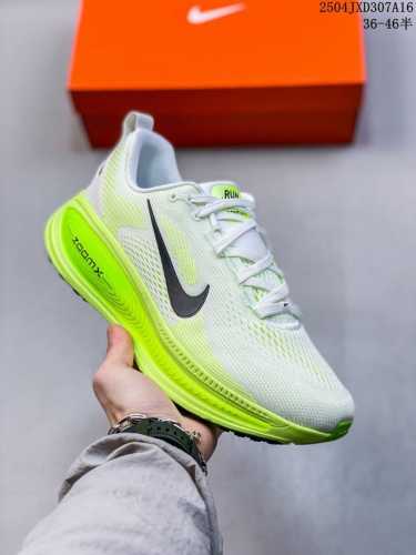 公司级 耐克 Nike Vomero 18 厚底增高老爹运动跑步鞋。全新 Vomero 提供比以往更多的緩衝效能以及該系列有史以來最高的鞋底高度，結合 Nike