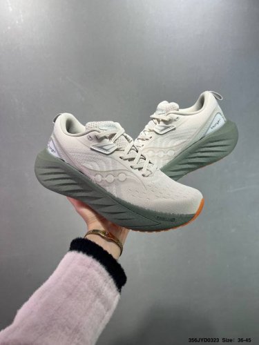 200 公司级 Saucony Triumph 索康尼胜利旗舰级缓震型跑鞋 性能相比前几代再升级：鞋面采用全新升级的工学网设计 贴合脚部更透气 中底部分使用最新