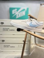 耐克Nike Sb Force 58 运动滑板鞋。这是一款将前沿创新带入街头的单品，它具有硫化杯底，具有出色的耐用性和灵活性。使用柔软皮革和帆布拼接，在饰面上放