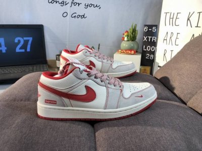 air Jordan 1 Low Sup联名低帮运动板鞋 设计师Diy高端定制高级米白红配色 采用柔软皮革面料带来超高舒适度体验的同时兼备百搭效果 定制鞋盒 大
