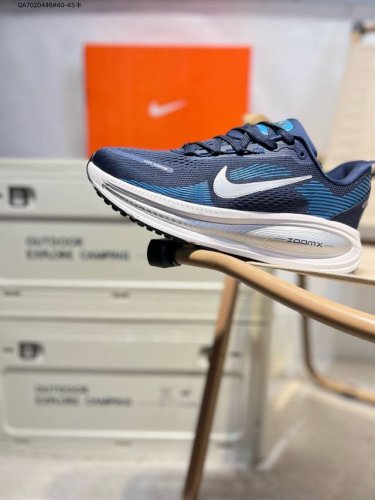 nike Vomero 18 耐克 舒适减震防滑 低帮跑步鞋 全掌Reactx泡绵中底 前掌和后跟还配备了Air Zoom气垫单元 据说跑起来更快更舒适哦 这次
