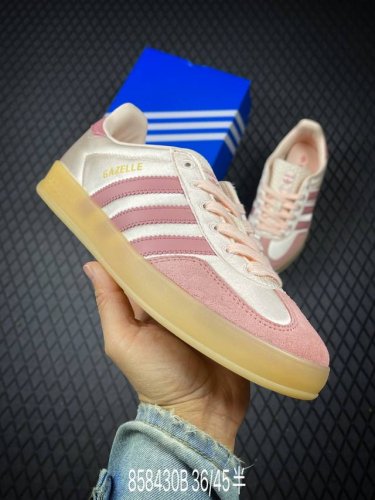 b 公司级Adidas Originals Gazelle Indoor 三叶草休闲防滑耐磨低帮板鞋 鞋头出色设计 塑就出众贴合感 稳固的后跟贴合足部曲线设计