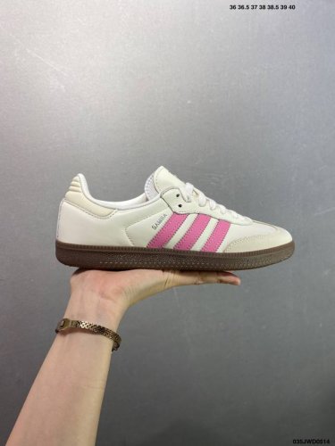 公司级Addis Original Samba Og 复古单品 复古桑巴板鞋 这款桑巴鞋展示了高质量的工艺 带有装饰的超锁缝制和无缝的手感 柔软、柔软的皮革造型