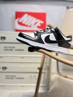 耐克Nike Dunk Low 板鞋Sb系列经典百搭休闲运动板鞋加厚鞋舌的填充 使舒适性大大提升 同时也更方便穿脱中底部分则加入了脚感柔软舒适Zoomair气垫