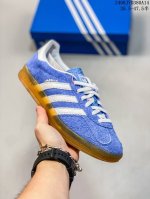 阿迪达斯 Adidas Originals Gazelle Indoor 复古三叶草防滑透明橡胶板鞋经典运动鞋。这款经典鞋,忠于原版设计,缀撞色三条纹和鞋跟饰片