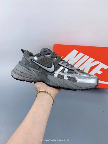 nike 耐克 V2K Run 减震防滑 复古低帮运动跑步鞋 超火复古跑鞋 采用太空革组合呼吸网眼布鞋面材质 搭载正确4层组合底模 size 如图 编码 K17