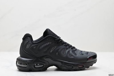 公司级耐克 Nike Air Max Plus是Nike旗下另类鞋款的代表，Tn 它诞生于1996年，是第一款使用Tunedair气垫的跑鞋，其特点就在于实现各
