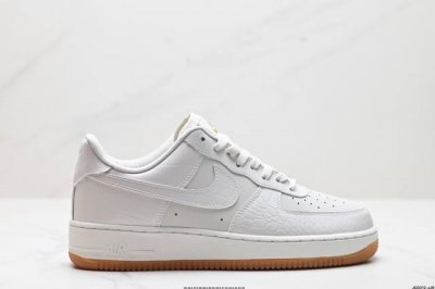 公司级耐克Nike Air Force 1’07空军一号低帮百搭休闲运动板鞋。柔软、弹性十足的缓震性能和出色的中底设计，横跨复古与现代的外型结合，造就出风靡全球