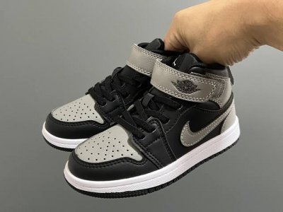 乔一真标头层魔术扣儿童运动鞋 Size：22-37.5码 经典乔丹系列 魔术扣松紧带设计，穿脱自如 中帮款式设计，保护稚嫩脚踝 上脚超级洋气