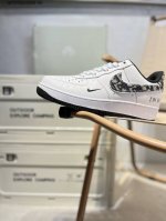 迪奥Dior X 耐克 Nike Air Force 1 '07空军一号 中帮百搭休闲运动板鞋。柔软、弹性十足的缓震性能和出色的中底设计，横跨复古与现代的外型结