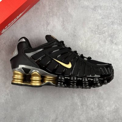 本地 核心私 Nike Shox Tl 全掌气柱缓震休闲运动跑步鞋 13柱令机械力学缓震性能跃升新层次。采用透气网眼鞋面和全掌型 Nike Shox 技术，革新