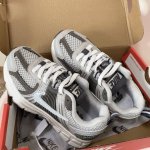 nk V5童鞋26-37.5 这款Nk Zoom Vomero 5儿童运动鞋也太酷了吧满满的复古感，颜值与舒适并存鞋底踩着有弹性缓震效果特别好