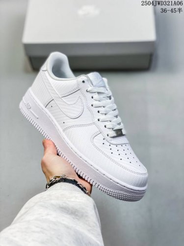 公司级带半码 耐克Nike Air Force 1“07空军一号低帮百搭休闲运动板鞋。柔软、弹性十足的缓震性能和出色的中底设计，横跨复古与现代的外型结合，造就出