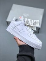 福利款 长期补货 Nike Air Force 1 Low 空军一号 纯白空军 低帮百搭休闲运动板鞋。柔软、弹性十足的缓震性能和出色的中底设计，横跨复古与现代的